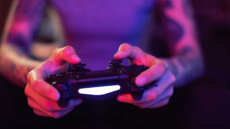 Jovem com o comando da consola